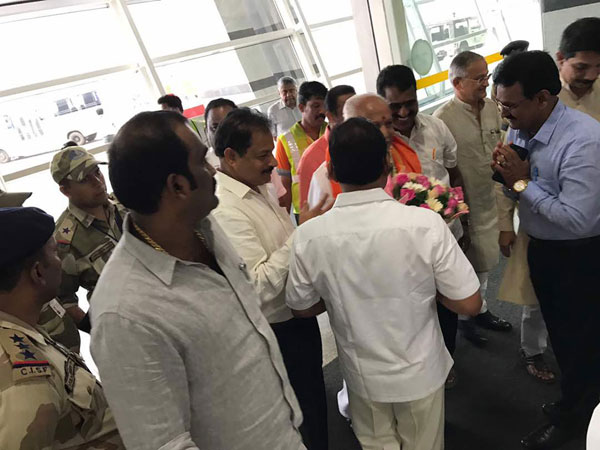 With-BSY-at-Mglr-Airport-13-5-17-(3)